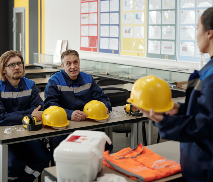 Treinamento de segurança do trabalho com colaboradores utilizando EPIs em empresa em Anápolis